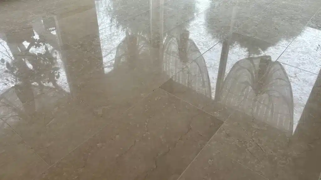 Gerenoveerde Perlato marmeren vloer in Maasdijk na polijsten en kristallisatie